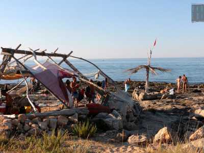 Contraddistinta da appartate insenature dominate da ciottoli bianchi e roccia selvaggia, � puntellata da caratteristiche �capannine� costruite dai bagnanti, che offrono riparo nelle ore pi� calde (foto di Antonio Caradonna)